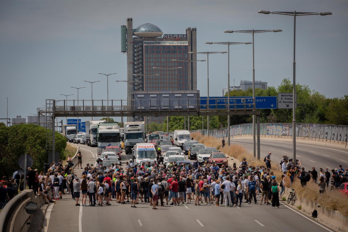 El malestar al Govern s'estén per l'adeu de Nissan