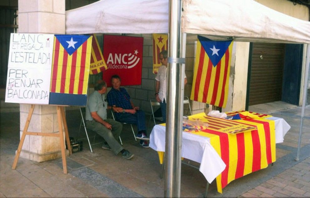 L'ANC d'Ulldecona regala un centenar d'estelades i en penja una de gegant