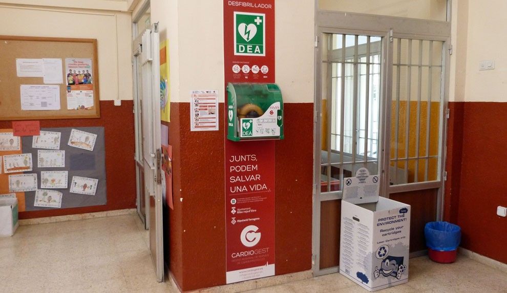 Riba-roja d’Ebre instal·la desfibril·ladors al poliesportiu i a l’escola