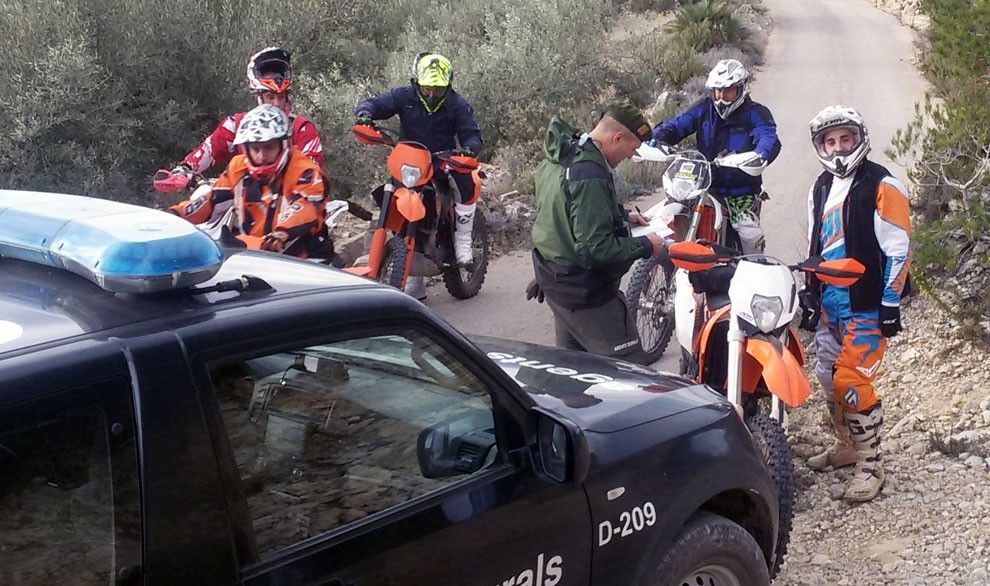 Els Agents Rurals denuncien els conductors de set motocicletes per circular per vials prohibits