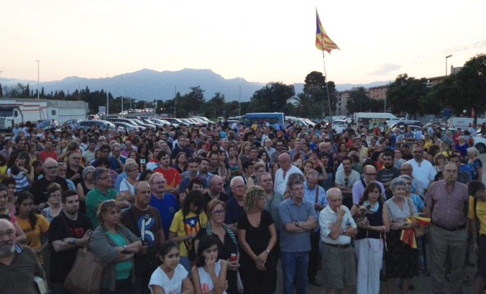 Tortosa per la independència planta una estelada gegant a l’entrada de la ciutat