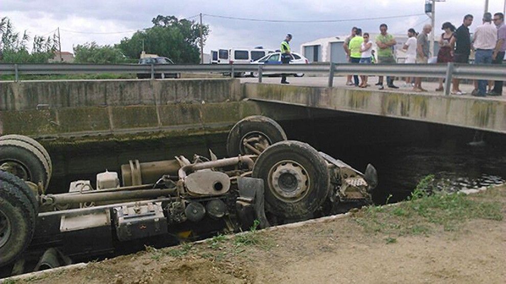 Un home perd la vida en caure al canal amb el seu camió a Amposta