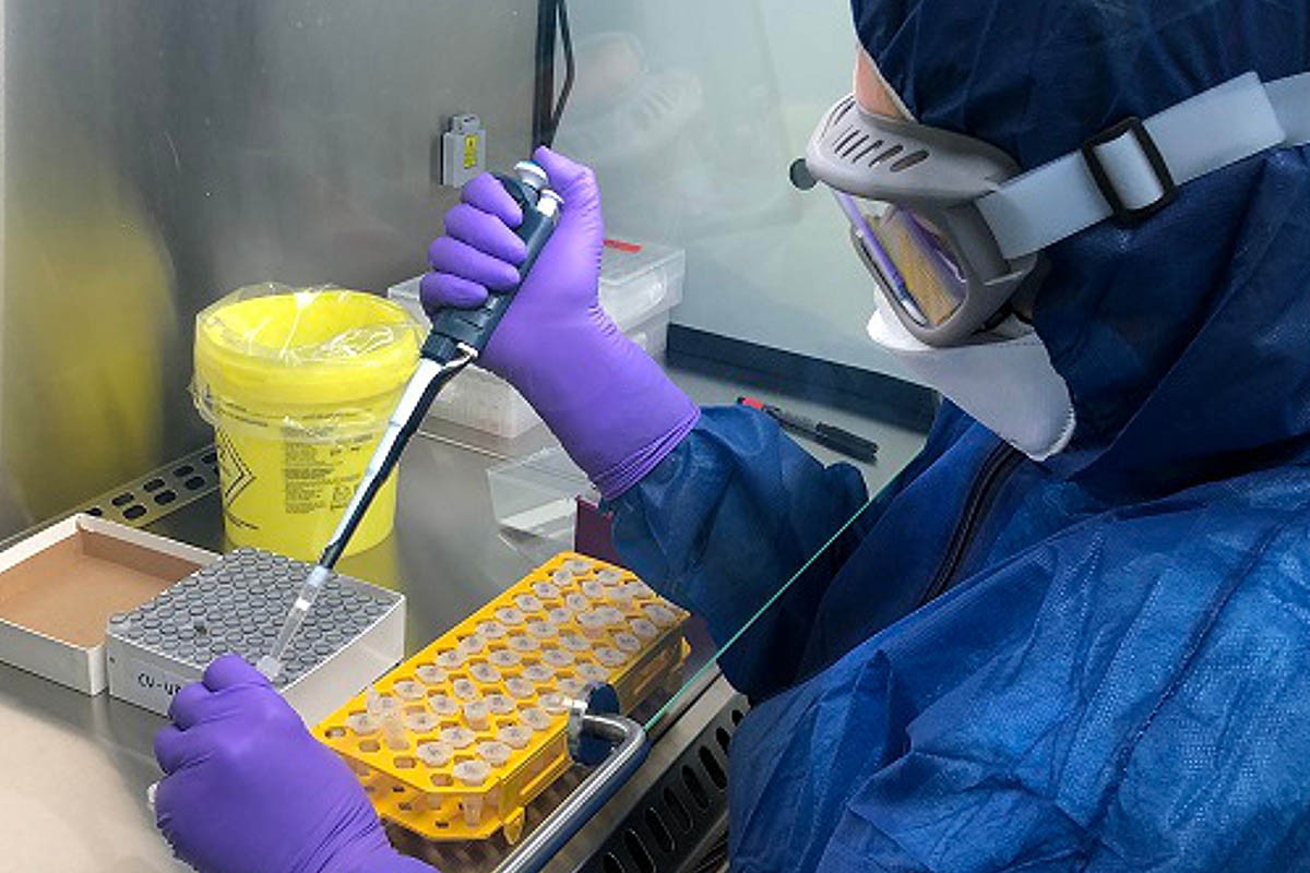 Una treballadora analitzant una mostra de PCR en el laboratori d'Hipra. - ICS Girona/ACN