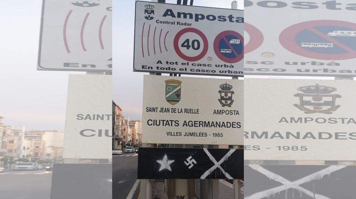 Oculten amb pintades nazis un cartell d'entrada a Amposta