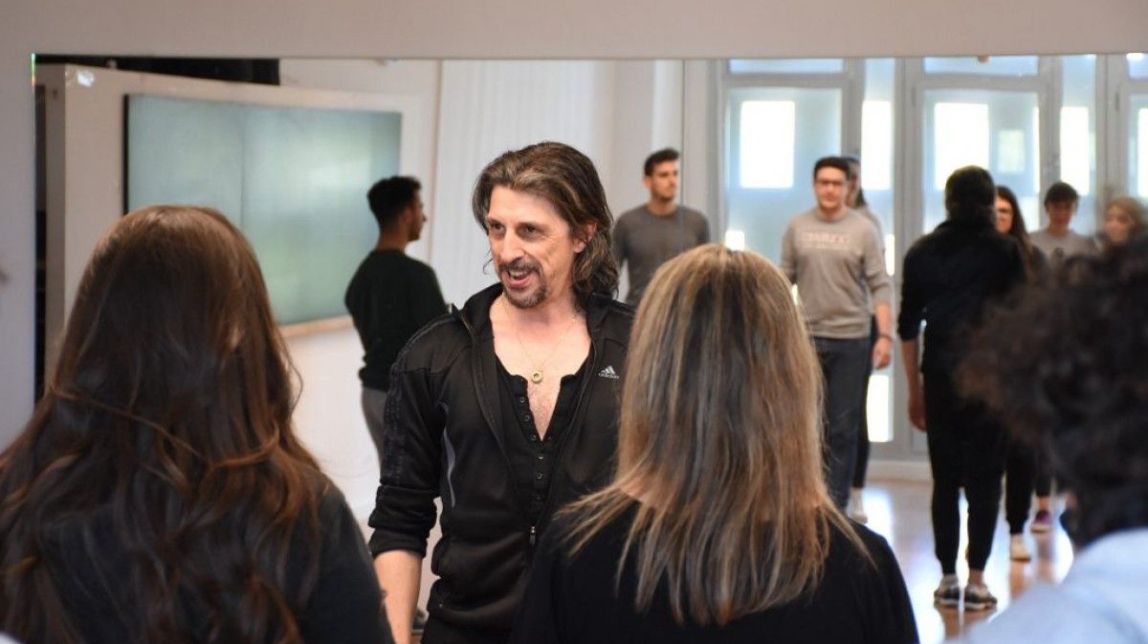 El ballarí Miguel Àngel Berna fa una classe de jota dansada als estudiants d'Educació del campus Terres de l'Ebre
