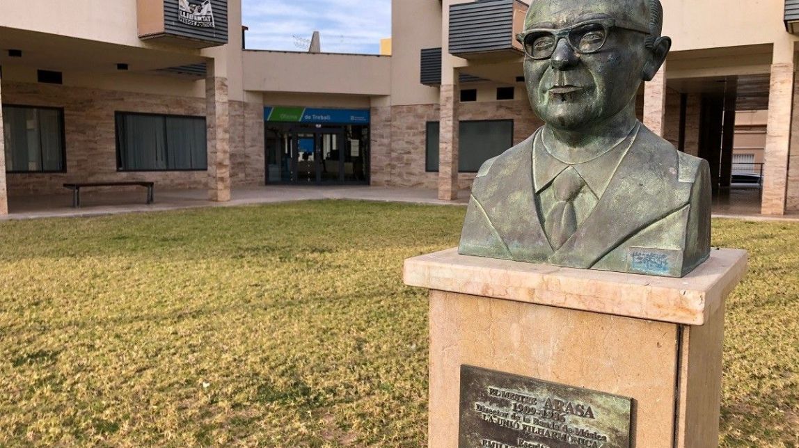 El bust al Mestre Arasa, una de les escultures de Bonet instal·lades a  Amposta. - R.R.