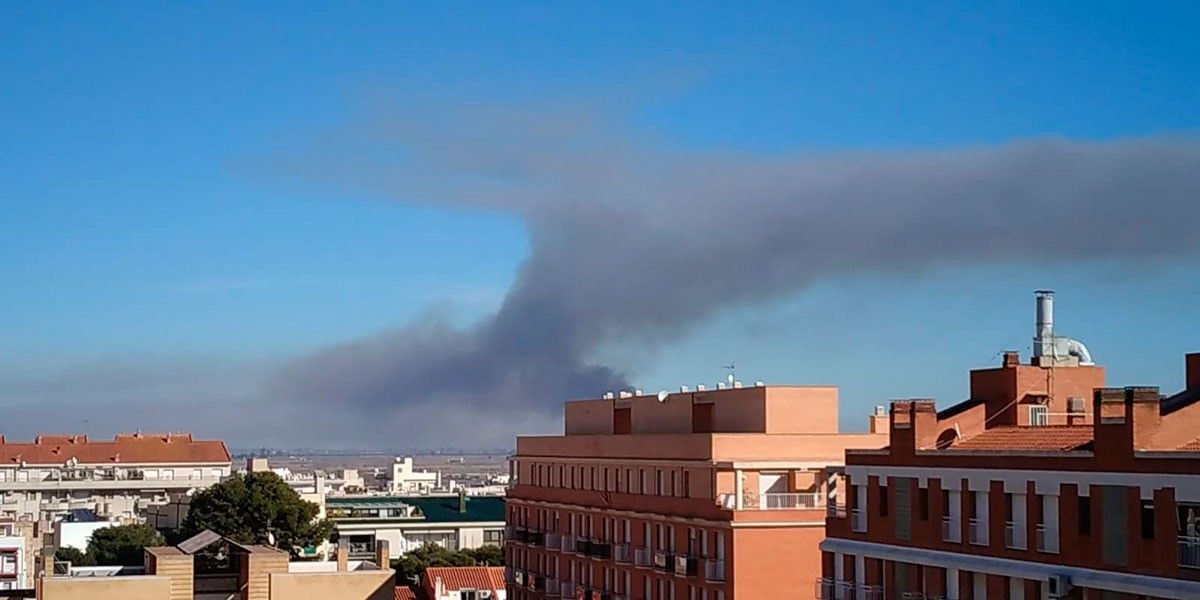 Ensurt per una gran columna de fum dens i negre al Delta de l'Ebre