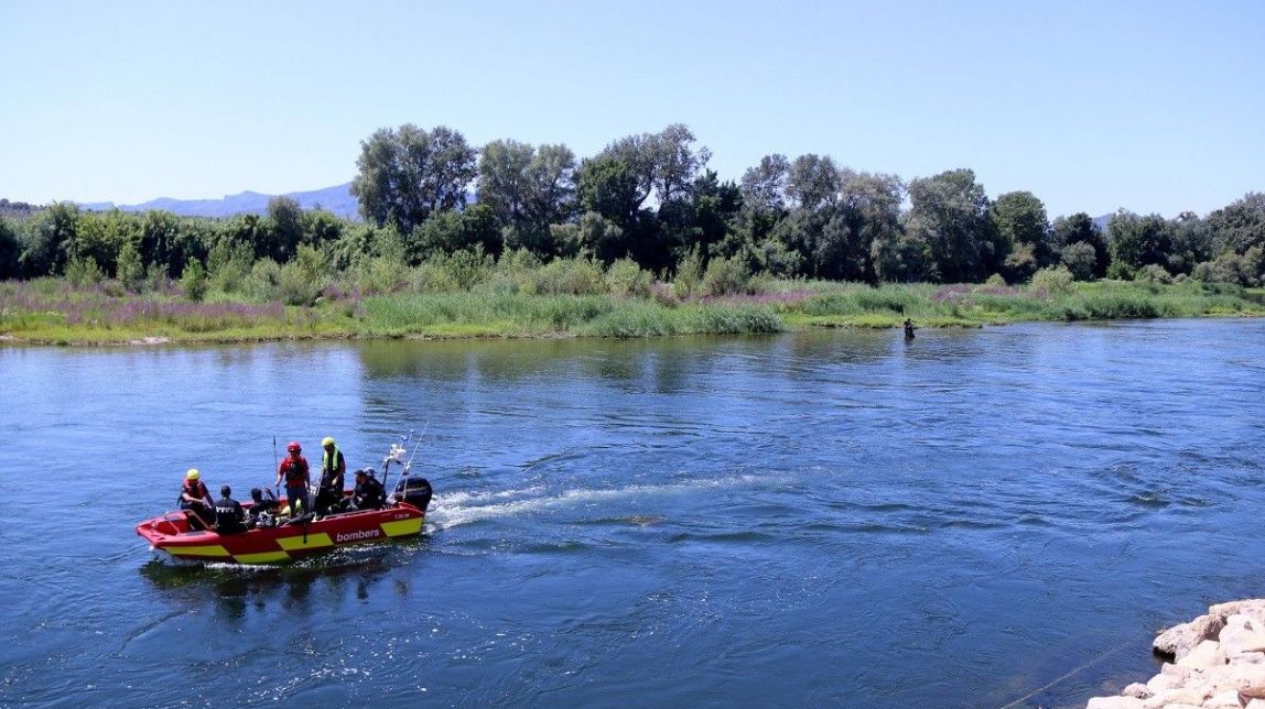 Els Bombers reprenen la recerca del jove desaparegut al riu Ebre a Benissanet