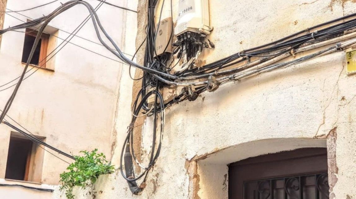 Movem reclama el soterrament del cablejat elèctric de Tortosa