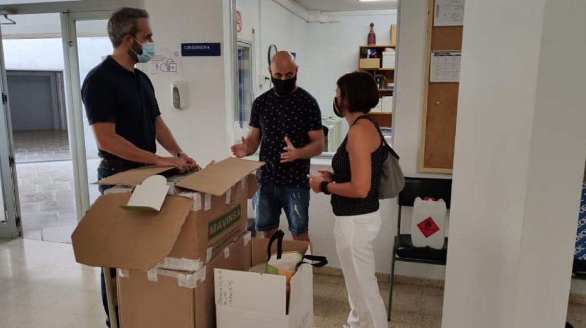 L’Ajuntament  d'Alcanar reparteix 1400 equips anti-Covid-19 als centres educatius del municipi

