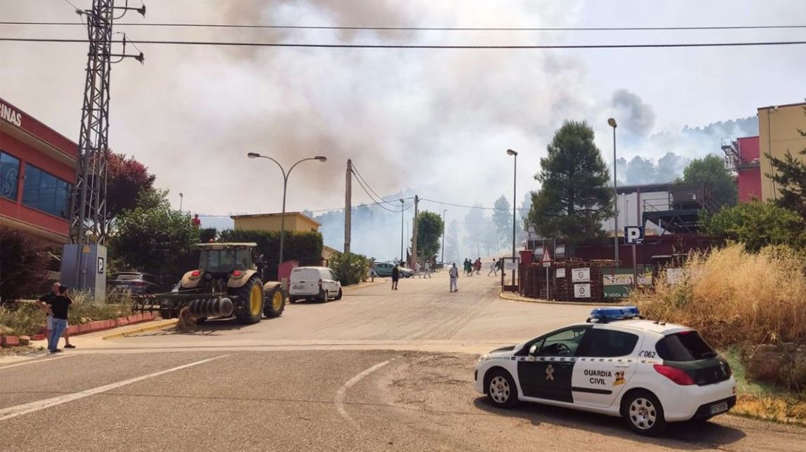 VÍDEOS Desallotjat un càmping per un incendi forestal a Vall-de-roures