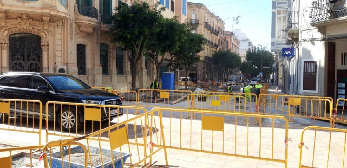 Reobert el trànsit al carrer Teodor González per l'avenç de les obres al Cervantes de Tortosa 