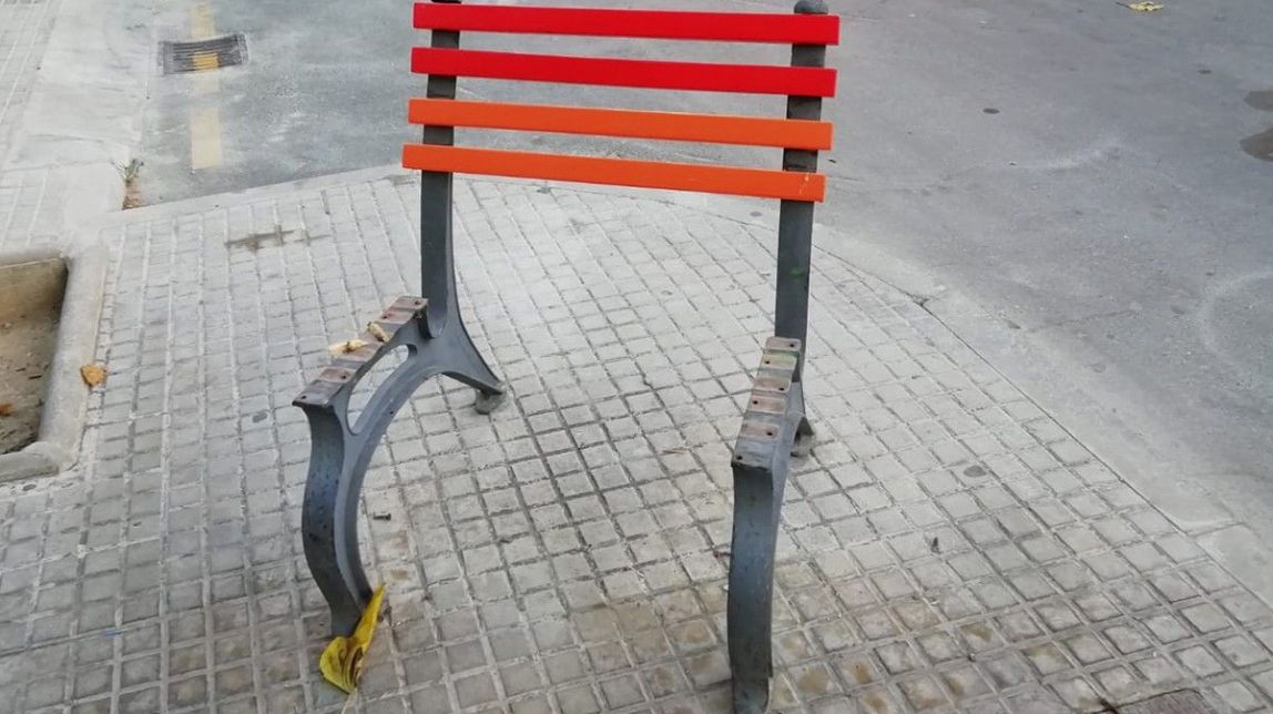 Destrossen el banc pintat amb els colors LGTBI a Roquetes