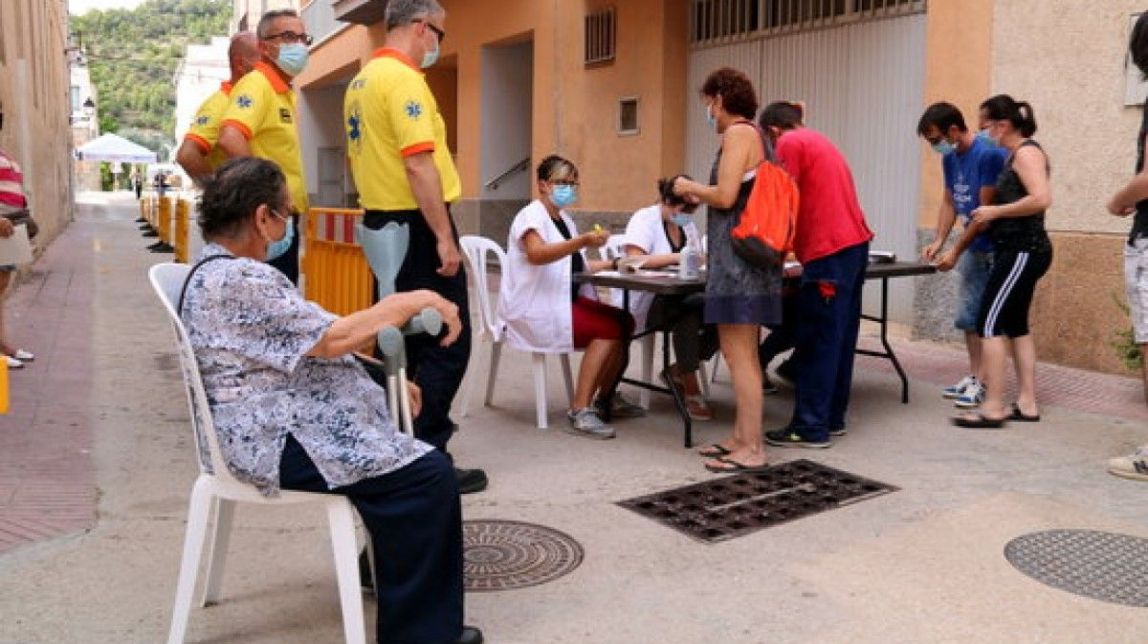 Els veïns de Benifallet es bolquen a fer-se PCR massives per poder recuperar aviat la normalitat

