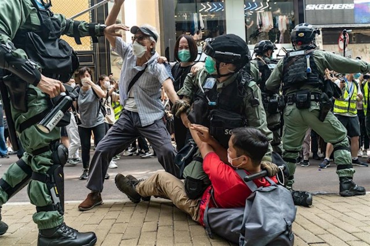 Les protestes segueixen encenent els carrers de Hong Kong: 300 detinguts en una nova jornada d'enfrontaments