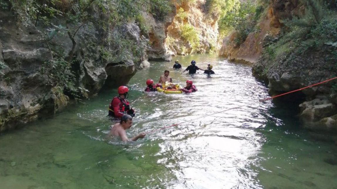 Els bombers recaten un menor ferit quan es banyava al riu Sénia i el traslladen al HTVC 