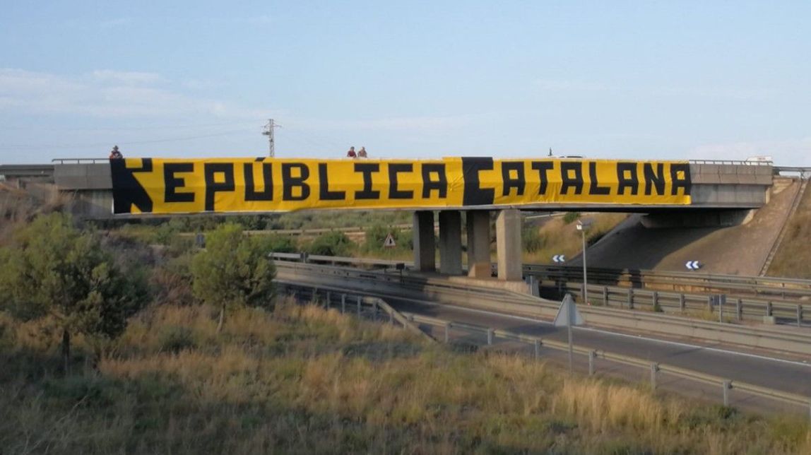 VÍDEO | Així llueix la impressionant pancarta que dóna la benvinguda a la «República Catalana» des d'Alcanar