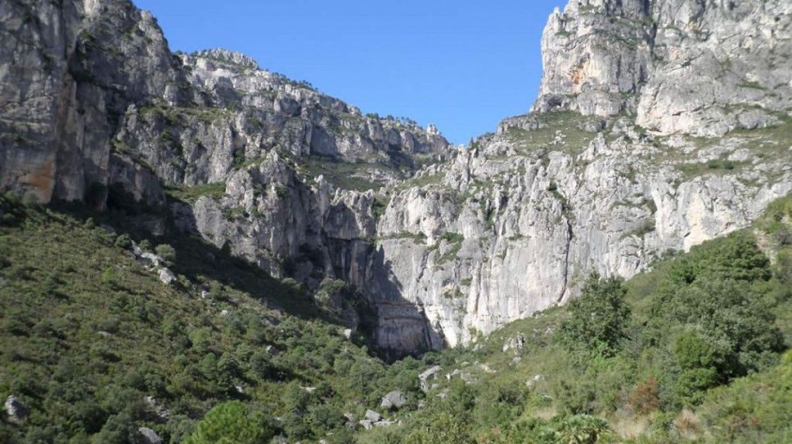 Els Bombers ajuden un home que s'havia perdut al barranc de Lloret
