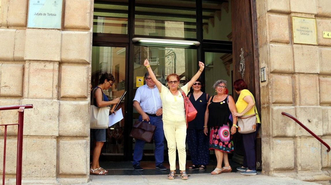 La Fiscalia demana l'absolució del denunciat per intimidar a Tortosa una dona que posava llaços grocs
