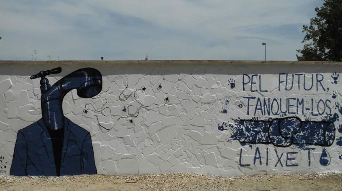 Polèmica per l'eliminació del mural antitransvasista de Deltebre per part d'operaris municipals