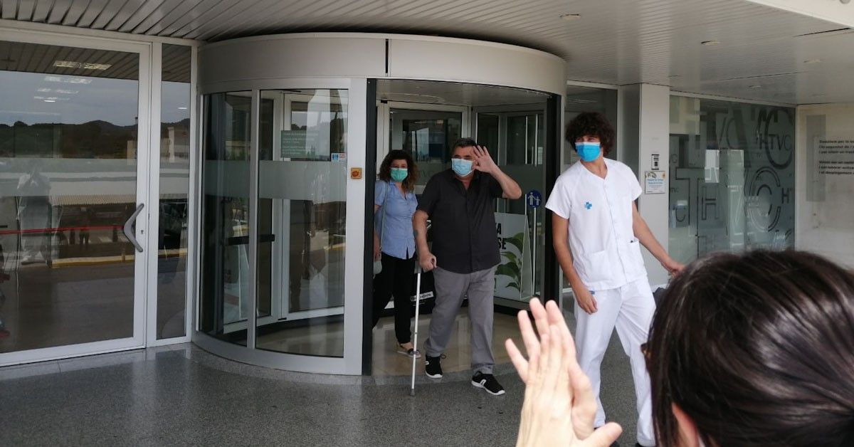 L'Hospital Verge de la Cinta homenatja al zelador donat d'alta després de superar el coronavirus
