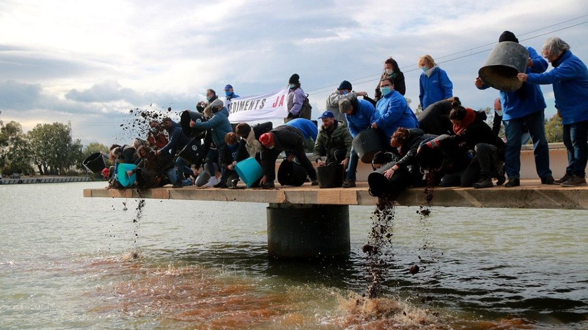 Aboquen més de 200 quilos de sorra a Deltebre en una acció simbòlica per exigir la baixada de sediments a l'Ebre