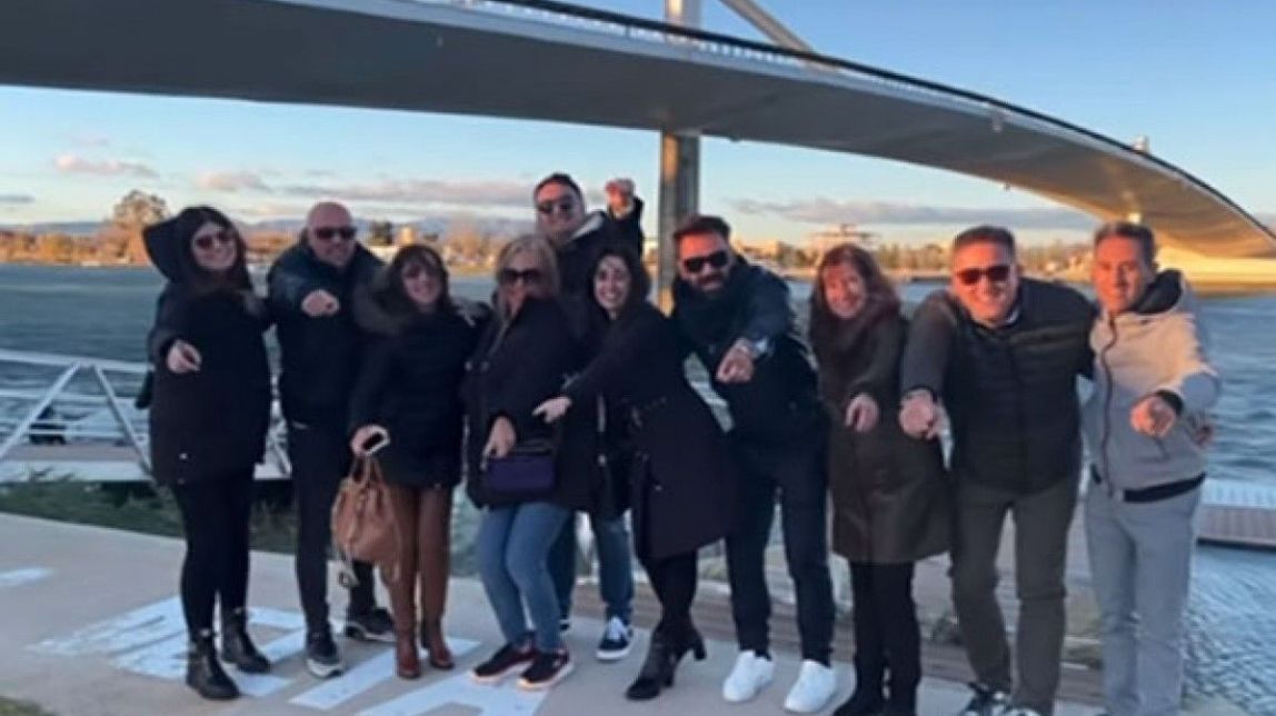 Belén Esteban i una colla d'amics promocionen el pont Lo Passador a les xarxes