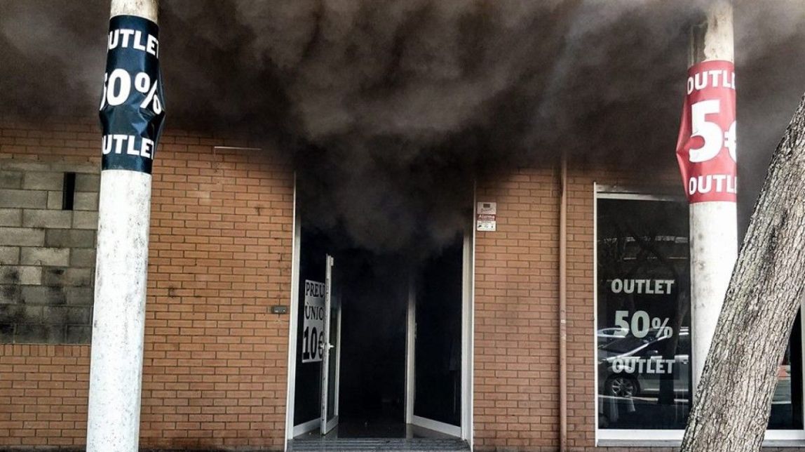 Una ferida i dotze habitatges desallotjats per un incendi en una botiga de roba a Tortosa