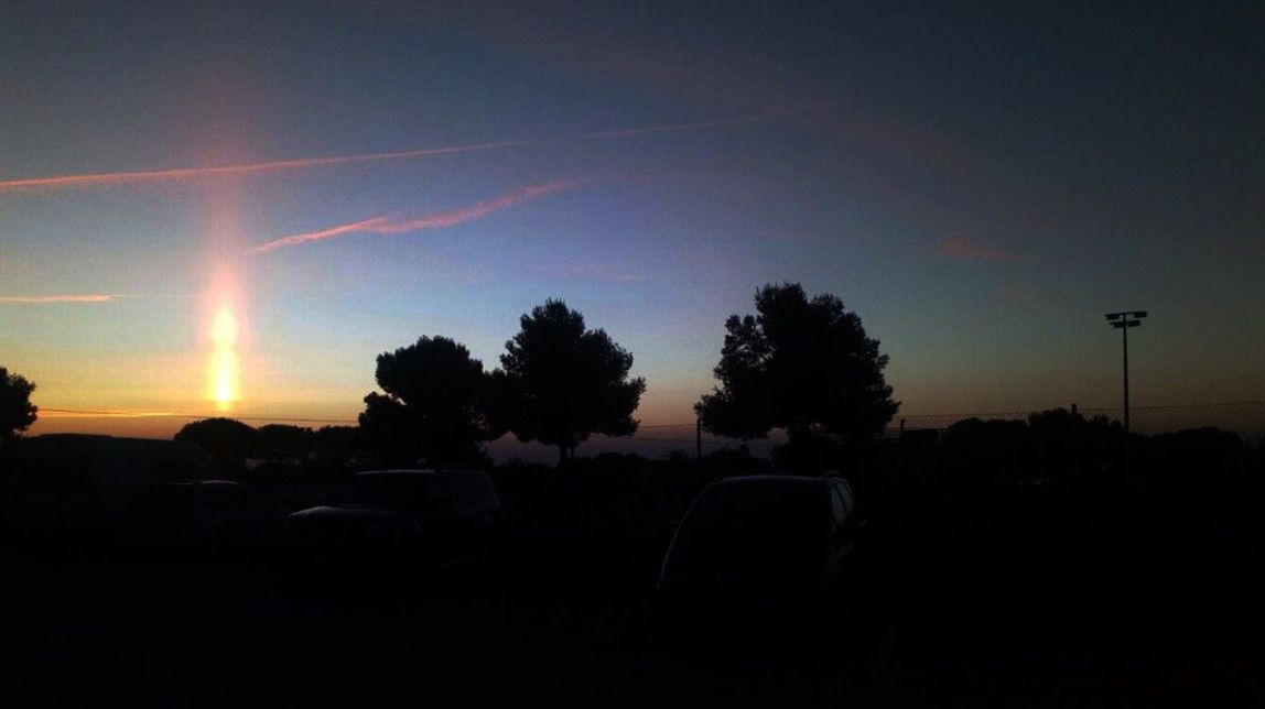 Un espectacular pilar solar il·lumina el Delta en l'alba