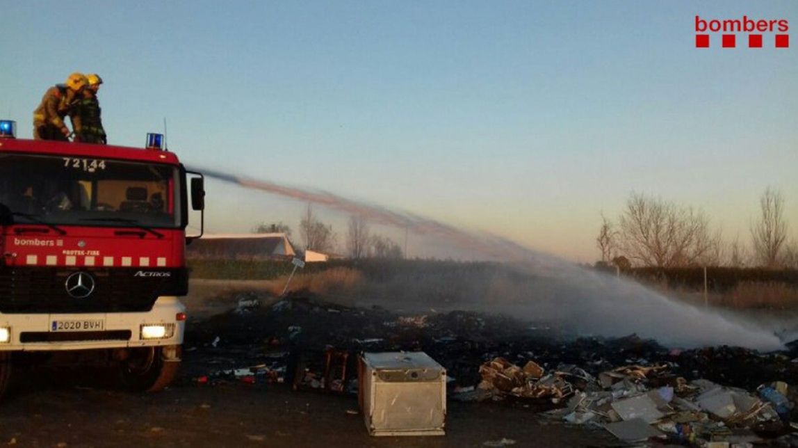 Incendi, a causa de la deixalla, a la Ronda del Mar del camí de Poble Nou del Delta 