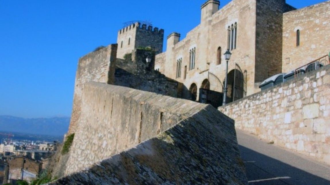 Estudien una àmfora plena de monedes romanes trobades al castell de la Suda de Tortosa