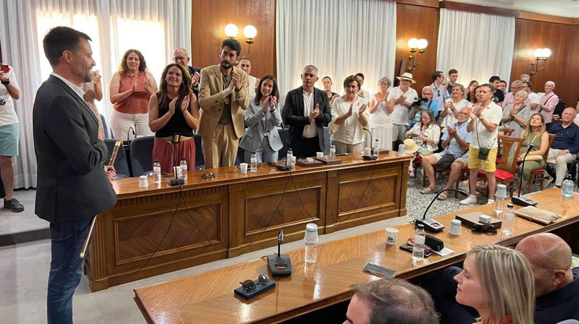 Vinaròs viu un ple d'infart pendent dels vots de Vox per investir l'alcalde