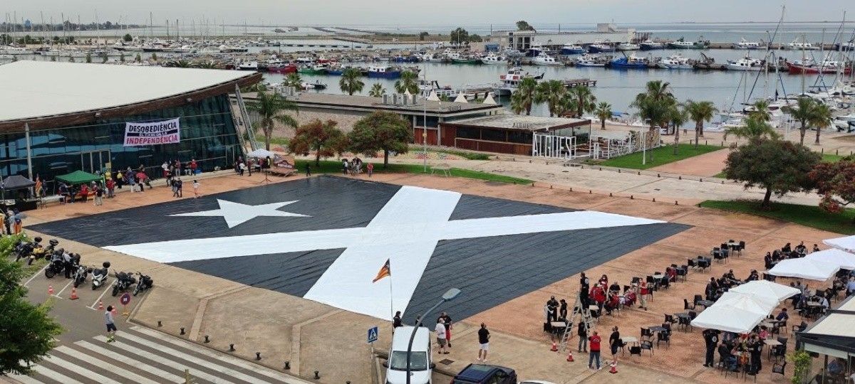 Despleguen una estelada negra gegant a la Ràpita