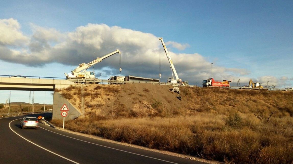 ​Ferit greu el conductor d'un camió en bolcar a l'N-340, a l'Aldea