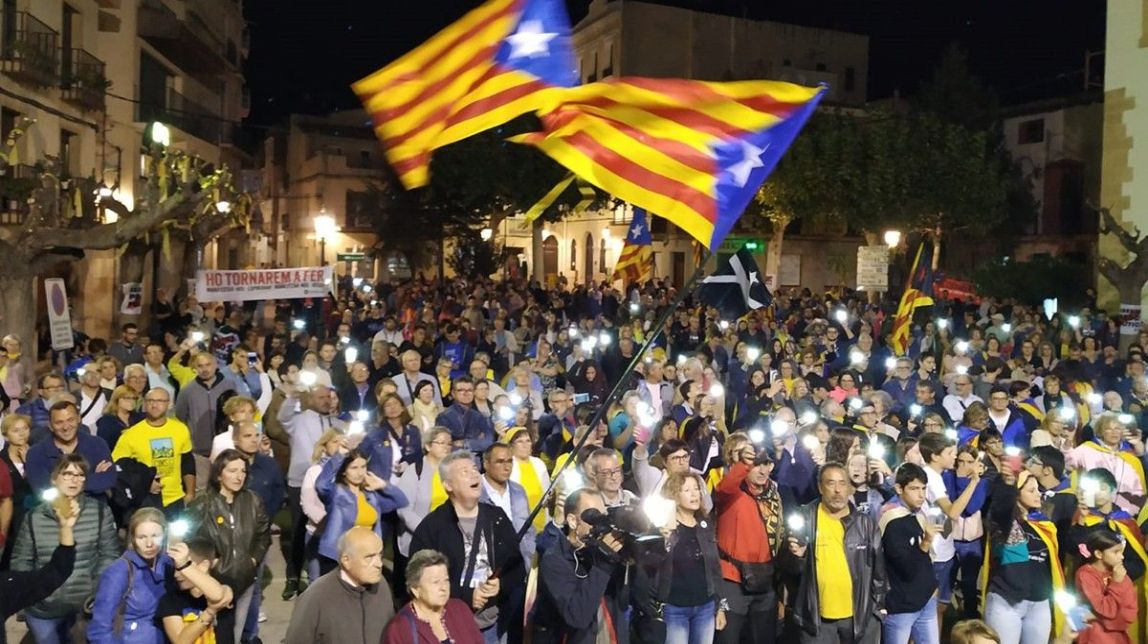 La plaça Major de Xerta queda petita en record a Carme Forcadell