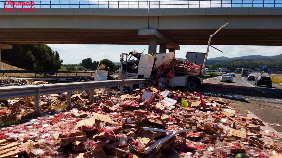 Mor un home en bolcar un camió carregat de fruita a l'AP-7, a Peníscola