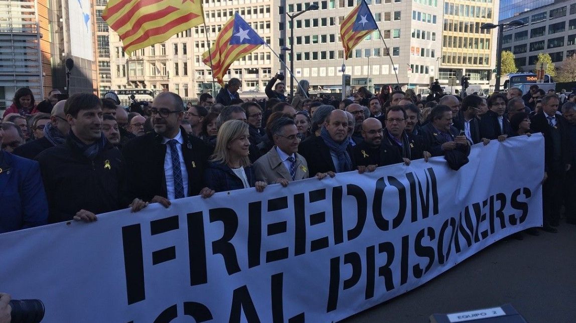 Centenars d'alcaldes demanen la llibertat dels presos polítics davant la Comissió Europea