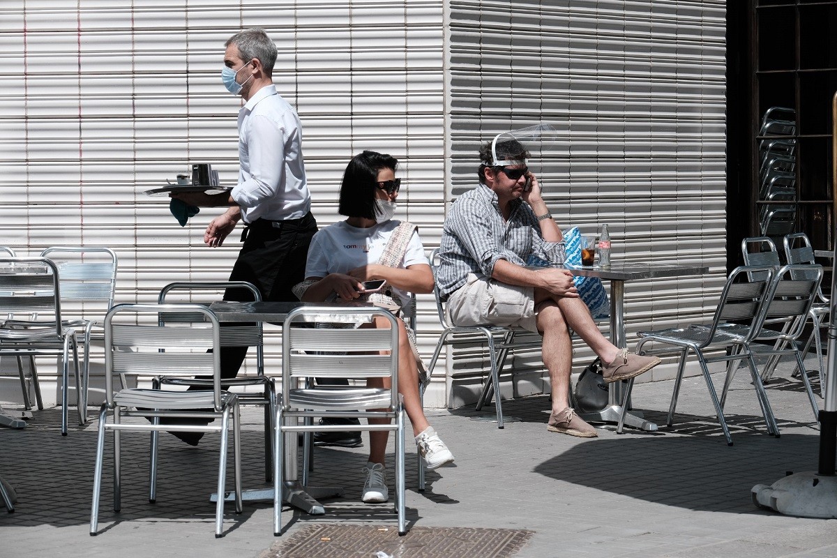 Clients a la terrassa del Cafè Zurich - Adrià Costa