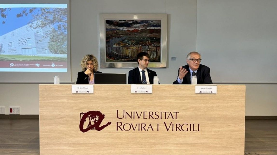 D’esquerra a dreta, l’alcaldessa de Tortosa, Meritxell Roigé, el rector de la URV, Josep Pallarès, i el degà de la Facultat d’Economia i Empresa, Antoni Terceño. - URV