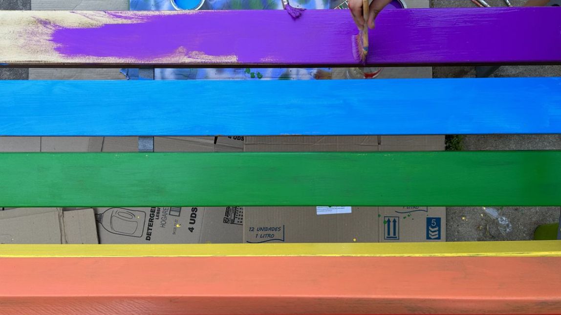 Pinten un banc de la Plaça de l'Església de Llinars del Vallès amb els colors de la bandera irisada pel 28J