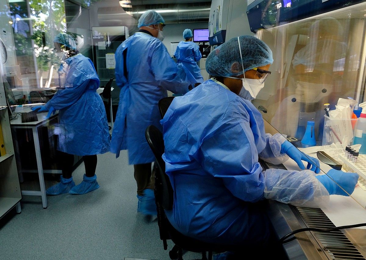Investigadors en un laboratori - ACN