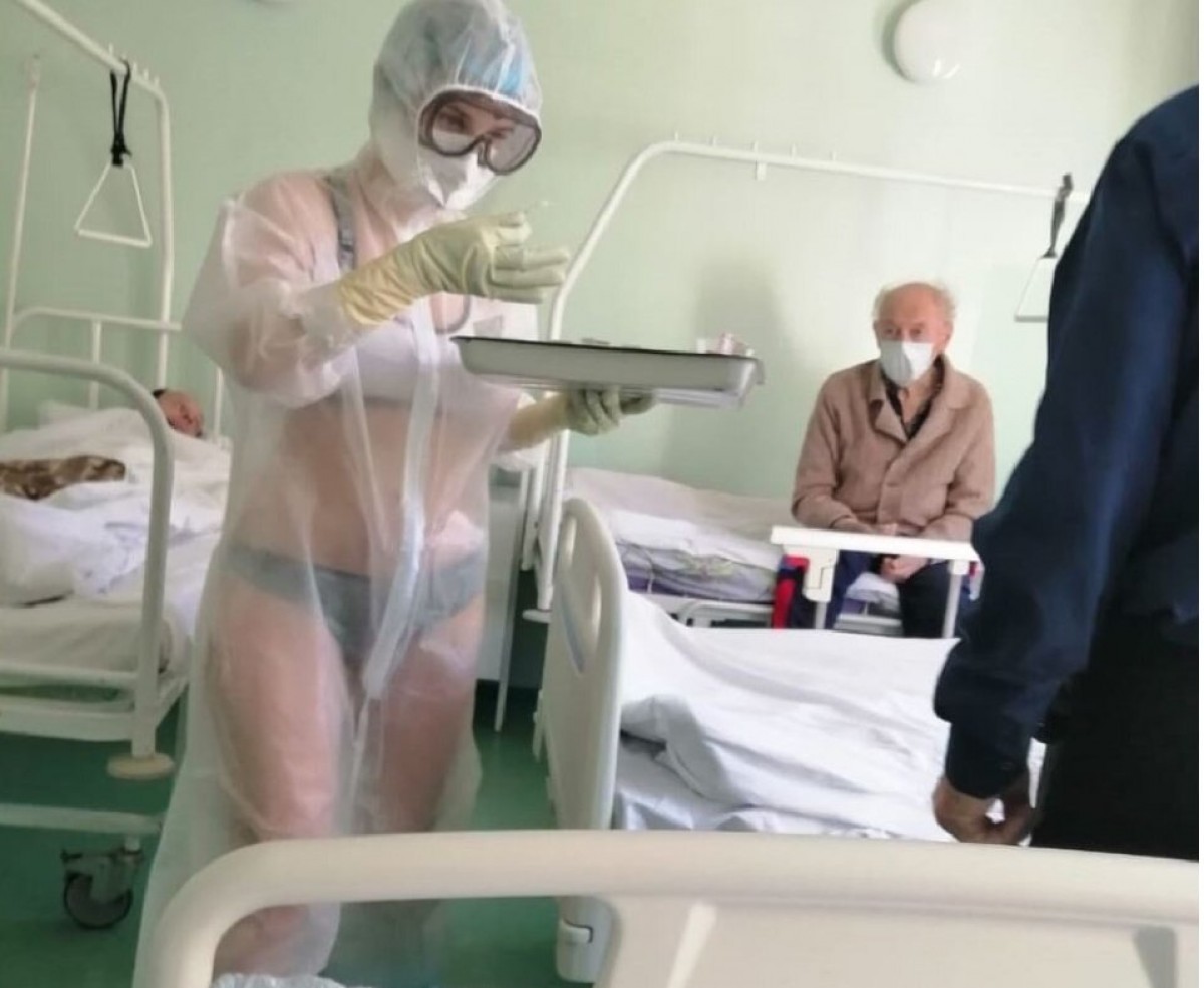Expedienten una infermera russa per portar només un biquini sota l'EPI