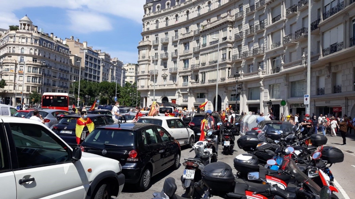 VÃDEOS Una quarantena de cotxes a  secunden la convocatòria de Vox a Barcelona