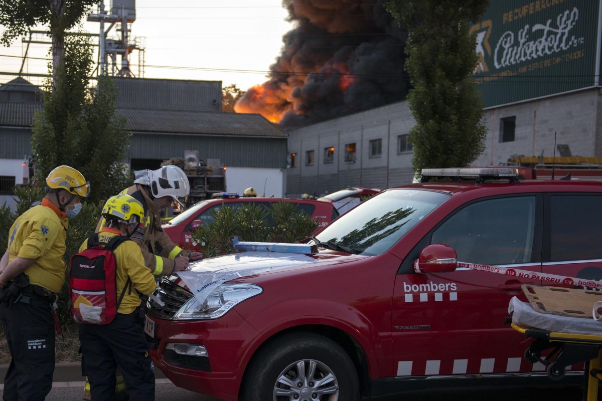 Els Bombers treballen per acabar de controlar l'incendi de Sarrià de Ter 