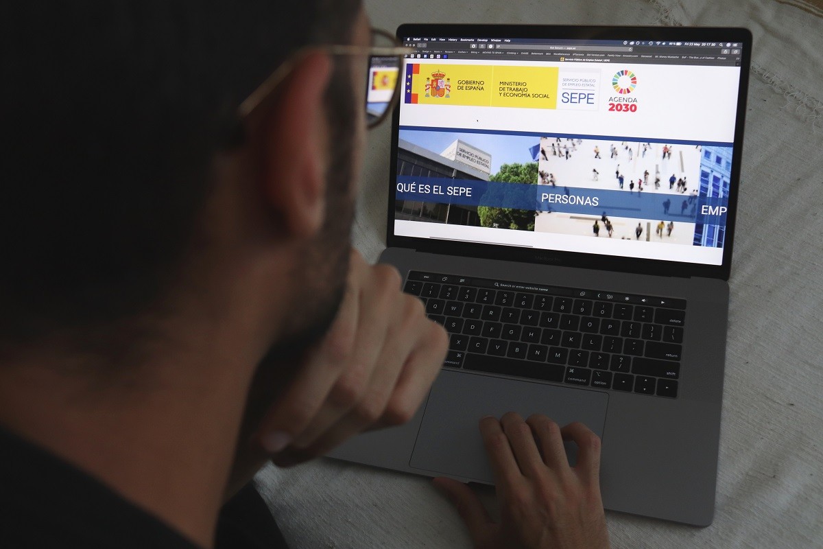 Un home mirant la pàgina web del Servei Estatal Públic d'Ocupació (SEPE) - ACN