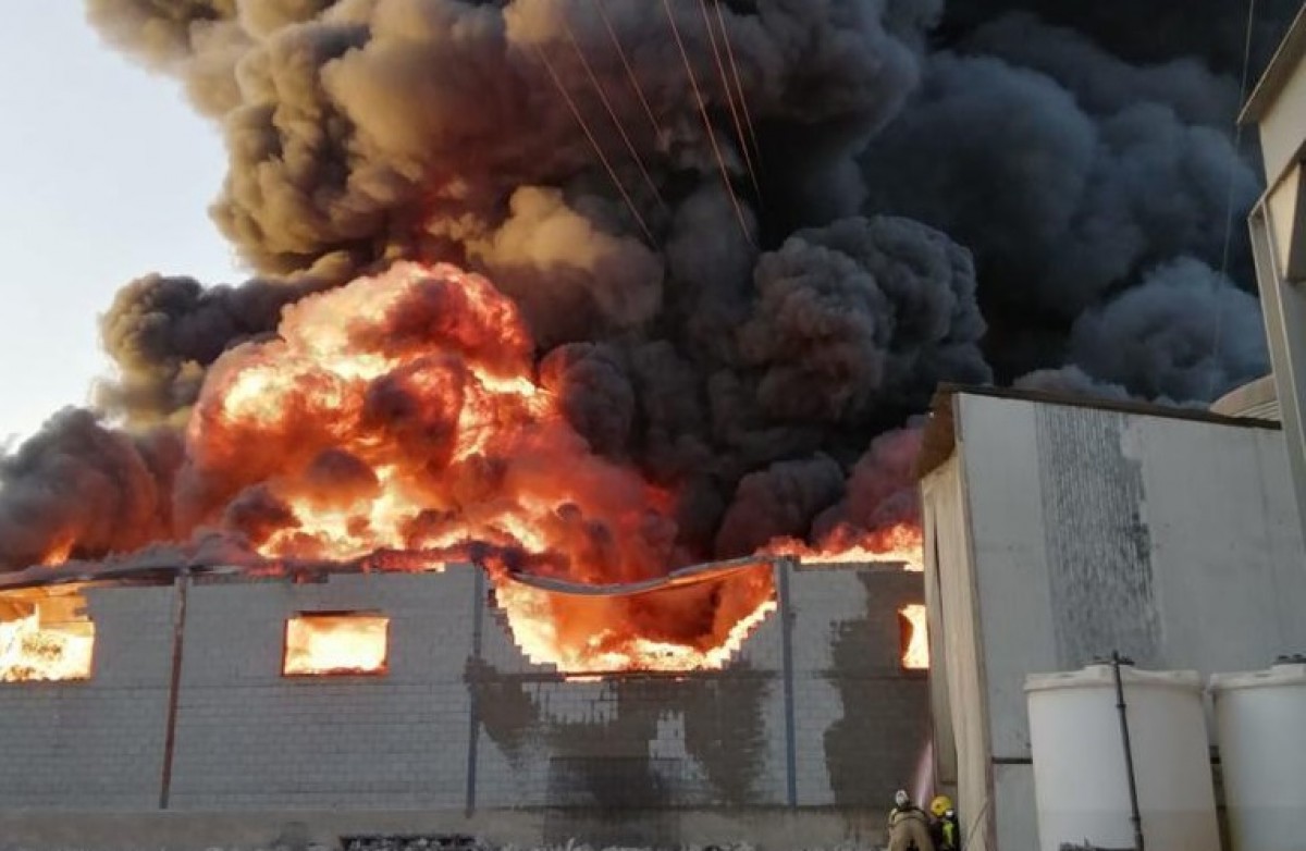 VÃDEO Un impressionant incendi crema una empresa de residus a Sarrià de Ter