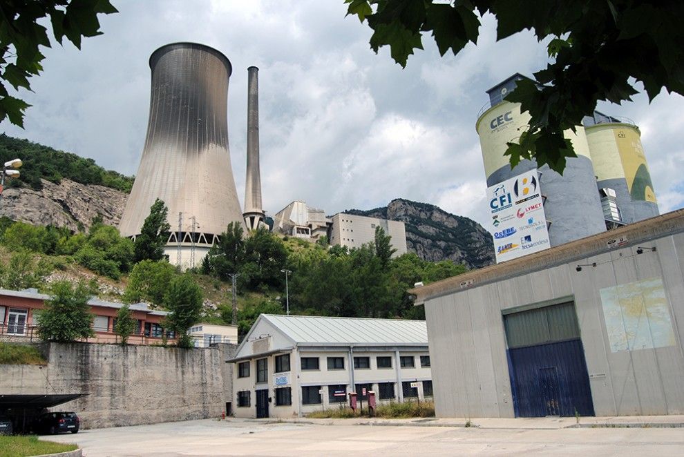 La subestació es troba dins la central tèrmica de  Cercs - ADBerguedà