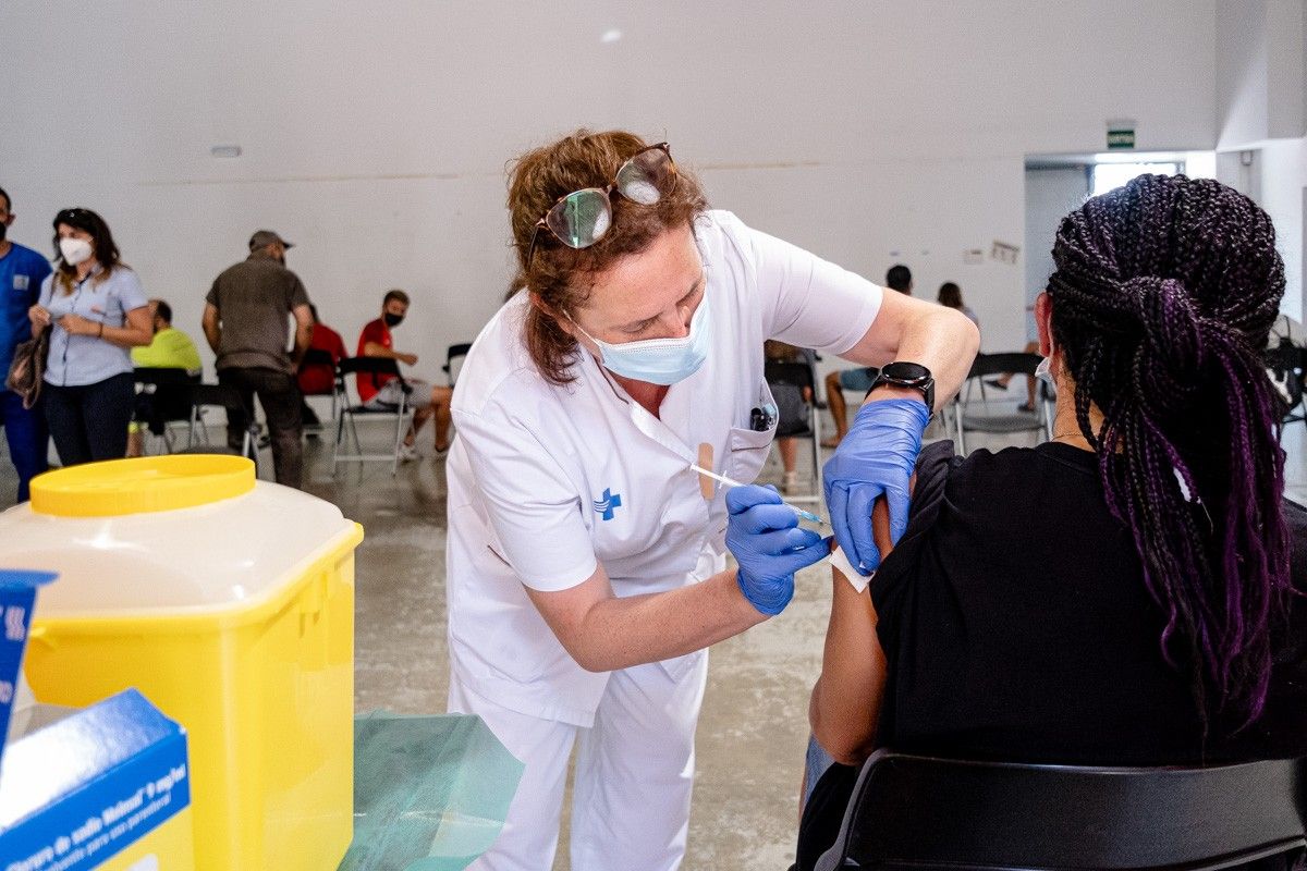Un estudi determina que vacunar-se contra la Covid al matí genera més anticossos