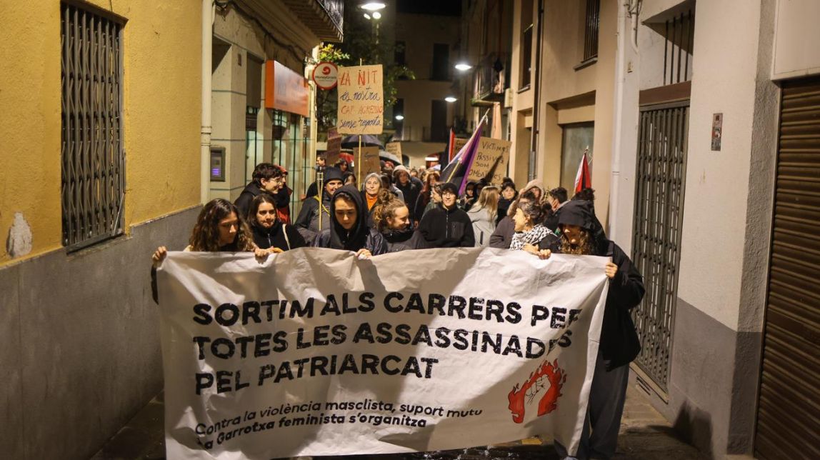 Un centenar de persones es manifesten a Olot pel 25N: «Hem d'indignar-nos»
