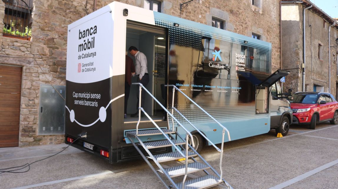 Primer dia de la banca mòbil a la Garrotxa: «Això és més còmode»